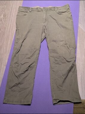 Men's Straight-Leg Chinos in Olive